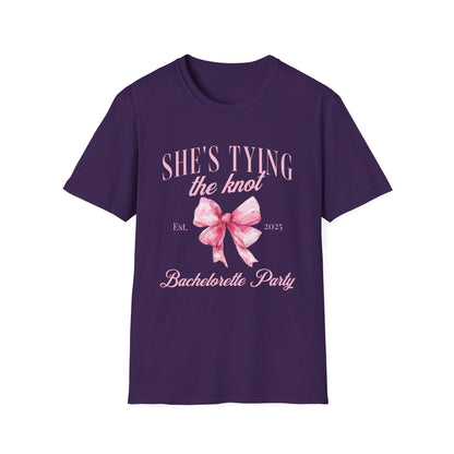 She's tying the knot bachelorette party 2025 T-Shirt
