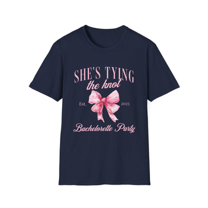 She's tying the knot bachelorette party 2025 T-Shirt
