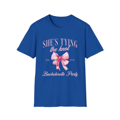She's tying the knot bachelorette party 2025 T-Shirt