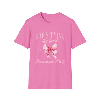 She's tying the knot bachelorette party 2025 T-Shirt