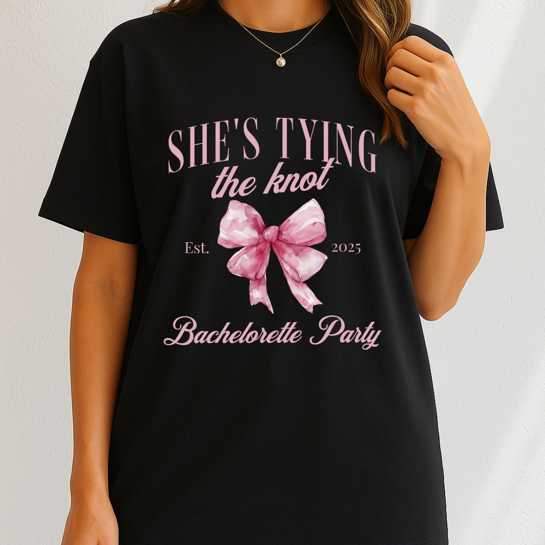 She's tying the knot bachelorette party 2025 T-Shirt