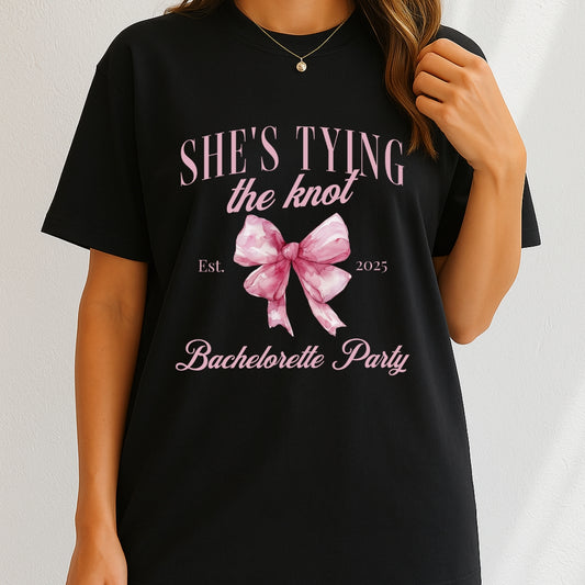 She's tying the knot bachelorette party 2025 T-Shirt